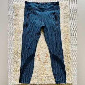 LuluLemon black/green ankle leggings with zip pocket. Size 8